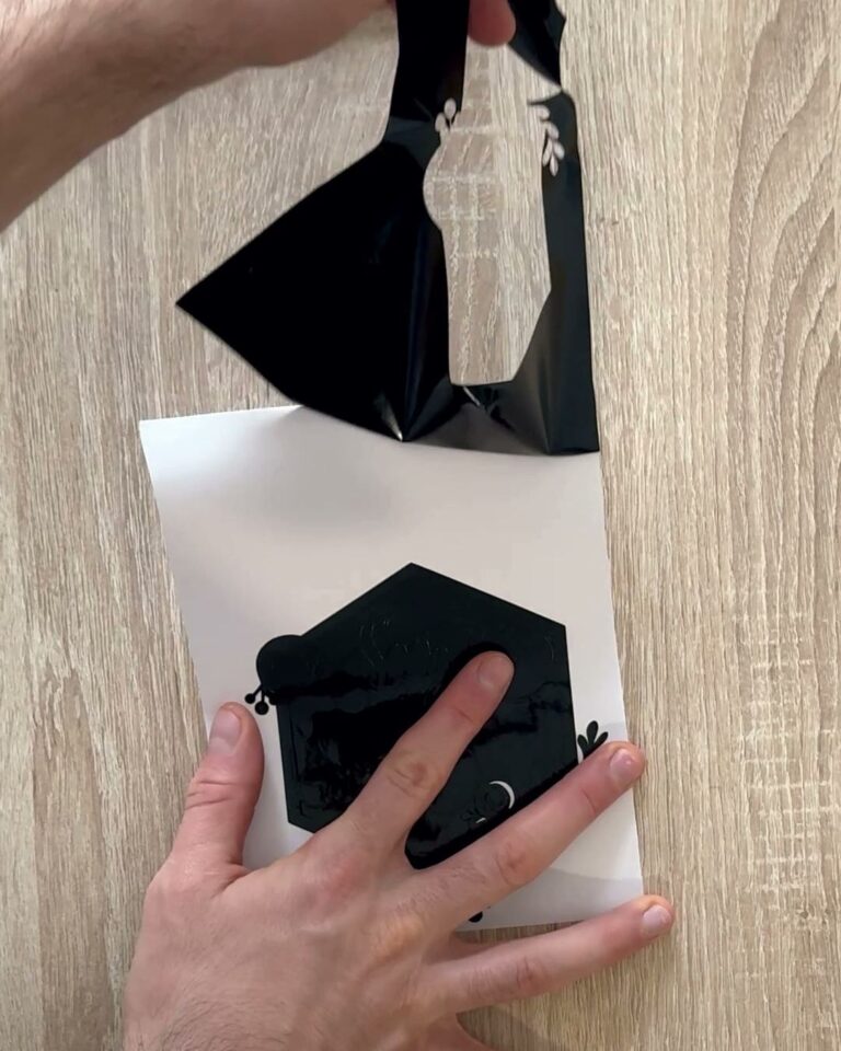 Pelado de un diseño cortado con máquina de corte