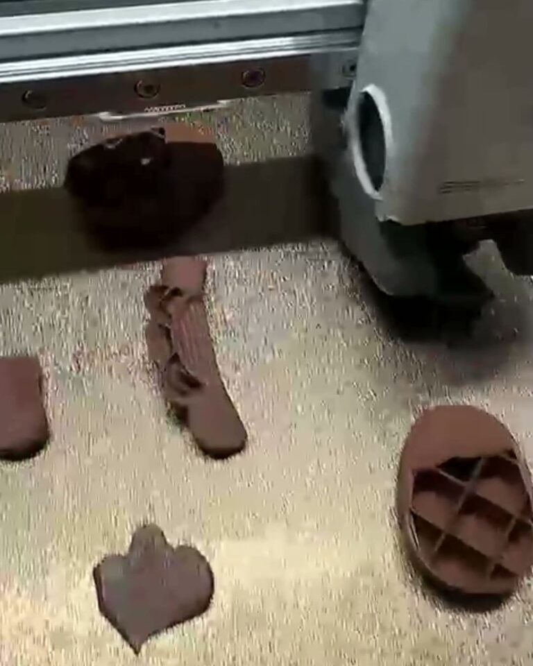 Impresora 3D fabricando piezas durante el curso